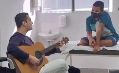 Médico da Santa casa de Marília realiza sonho de paciente com doação de vídeo game