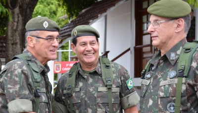 Militares discutem intervenção militar, diz revista