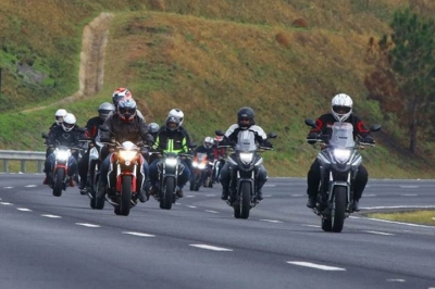 Entrevias orienta motociclistas sobre pilotagem segura na rodovia 