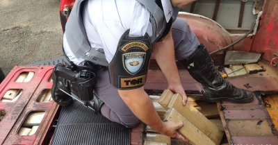 Mulher é presa dirigindo utilitário cheio de maconha