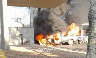 Vizinho salva homem em incêndio de veículo em Marília