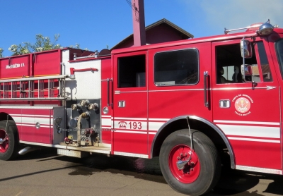 Bombeiros combatem incêndio no Cavalari