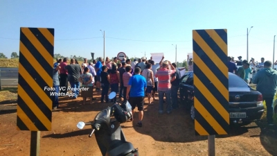 Moradores fazem protesto contra fechamento de acesso à SP-333