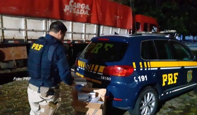 PRF apreende contrabando de cigarros em carga de milho