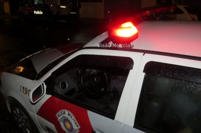 Assaltantes invadem casa e tentam matar vítima a facadas