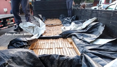 PM apreende caminhão com drogas em fundo falso, na região