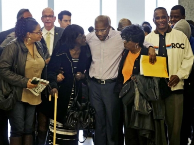 Americano é solto após passar 25 anos na prisão injustamente