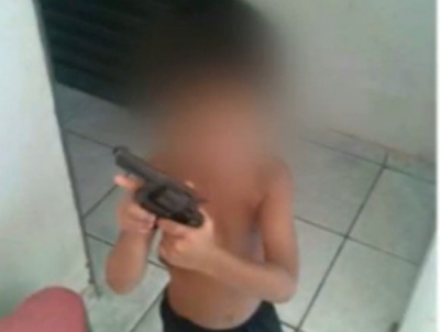 Mãe fotografa filho de quatro anos com revólver e é presa. 