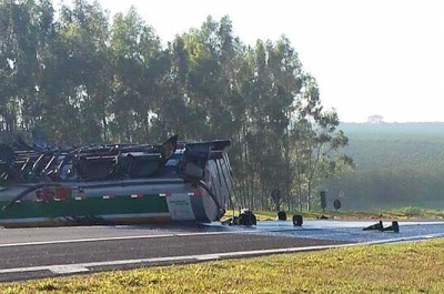 Caminhão tanque tomba na região 