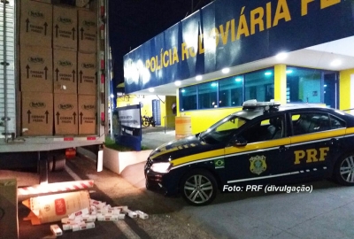 Motorista é preso pela PRF com carga de cigarros contrabandeados e documento falso