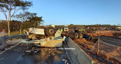 Carreta capota na SP-333 próximo a Marília e mata motorista