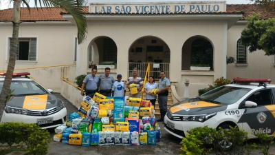 Polícia Rodoviária entrega fraldas à entidade