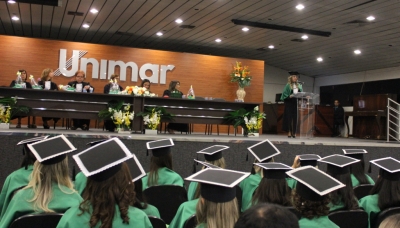 Centenas de alunos colam grau em emocionantes cerimônias