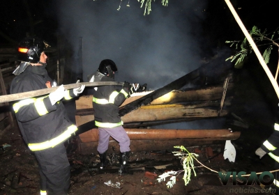 Incêndio em favela ameaça barracos