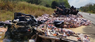 Caminhão tomba em cima de carro e deixa três mortos