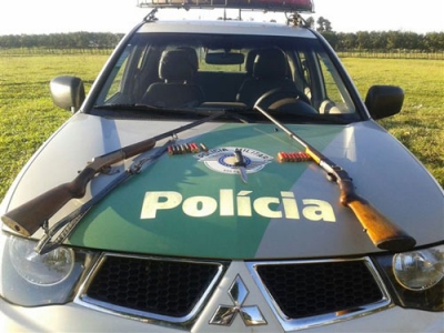 Polícia Ambiental flagra dois homens com espingardas