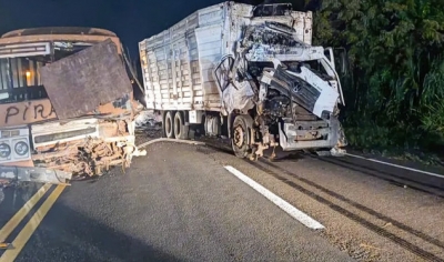 Caminhão bate em ônibus levado por guincho em rodovia e duas pessoas ficam feridas 