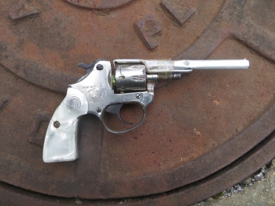 Por R$ 5, menor fornece revólver para assalto