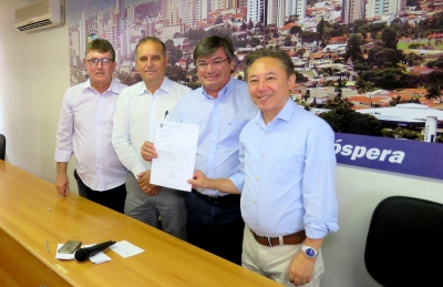 Deputado Walter Ihoshi anuncia mais recursos nas áreas de saúde e pavimentação