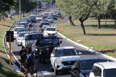 Comerciantes de Bauru fazem carreata pela reabertura das lojas