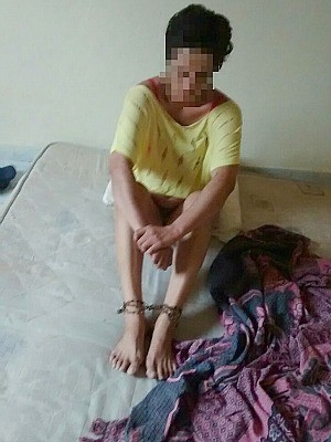 Mãe acorrenta filha dependente de drogas