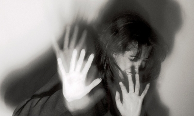 Covardia: homem bate na ex-esposa na frente das filhas