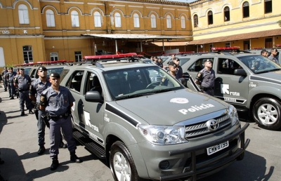 Policiais participam de palestra com o comandante da ROTA