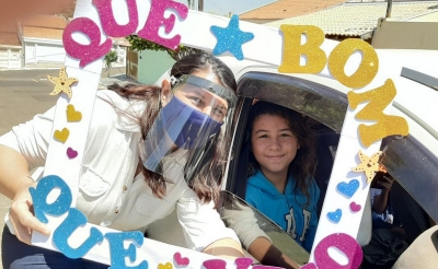 Colégio Assembleiano realiza drive thru com professores e alunos