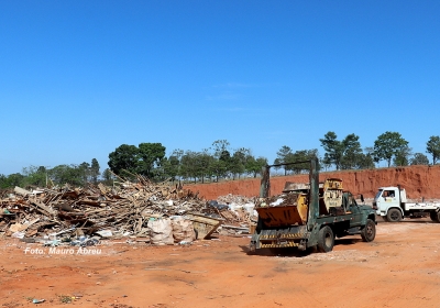 Caçambas: triagem de entulhos está sendo feita na nova área de descarte