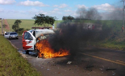 Policial sofre acidente e viatura pega fogo