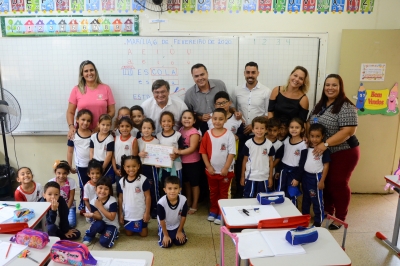 Prefeito Daniel Alonso visita Emef Olímpio Cruz e confere a entrega de kits escolares aos alunos