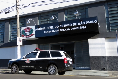 Homem agride ex-esposa com um portão 