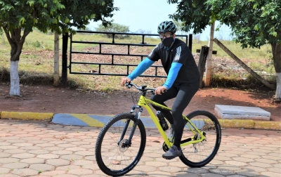 Servidor percorre 50 km de bike para ir trabalhar