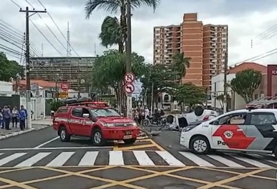 Marília: carro capota após bater em moto; motociclista ficou ferido