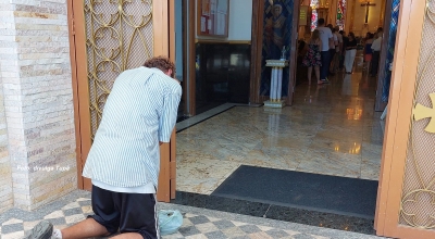 Padre acolhe morador de rua que ficou na porta de igreja
