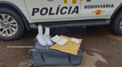 Boliviano é preso ao esconder drogas no tênis e em fundo falso de mala