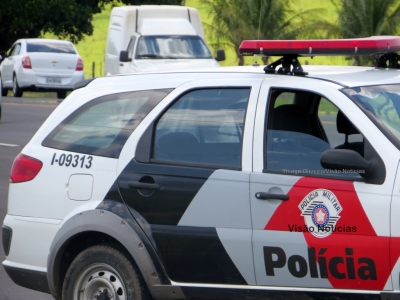 Homem invade residência e ameaça idosa com pedaço de pau