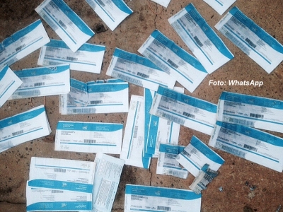 Moradores denunciam contas da CPFL jogadas em bueiro