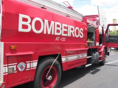 Carro pega fogo na zona oeste de Marília