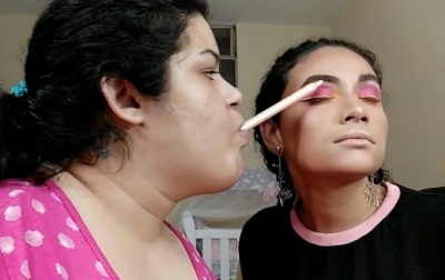 Sem movimento nos braços mulher realiza o sonho se ser maquiadora