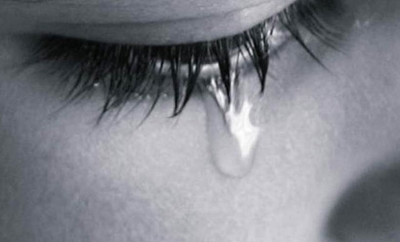 Criança autista fica 12 dias trancada dentro de casa com a mãe morta