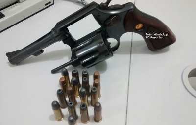 Homem é preso após ameaçar esposa com revólver