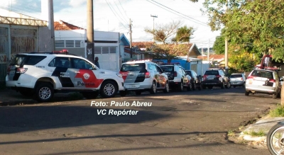 Homem é baleado após tentar agredir policiais com faca