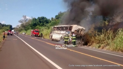 Incêndio destrói ônibus de banda na SP-333