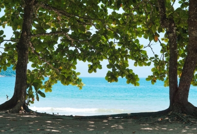 Turista é assassinado e esposa é estuprada durante assalto dentro de casa em Paraty