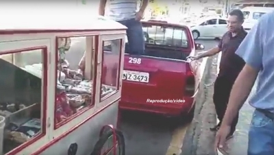 Fiscais apreendem carrinho de pipoca na porta de escola e assunto causa polêmica