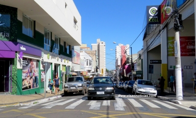 Acim e parceiros distribuem rosas no comércio