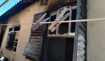 Motorista de aplicativo tem casa destruída por incêndio, na região. Campanha busca ajudar família