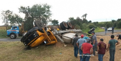 Motorista de 70 anos morre após carreta tombar