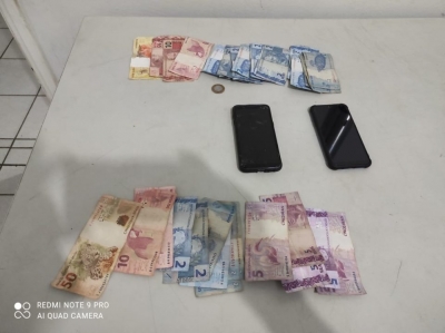 Motorista de aplicativo tem bolsa com dinheiro furtada por passageiros